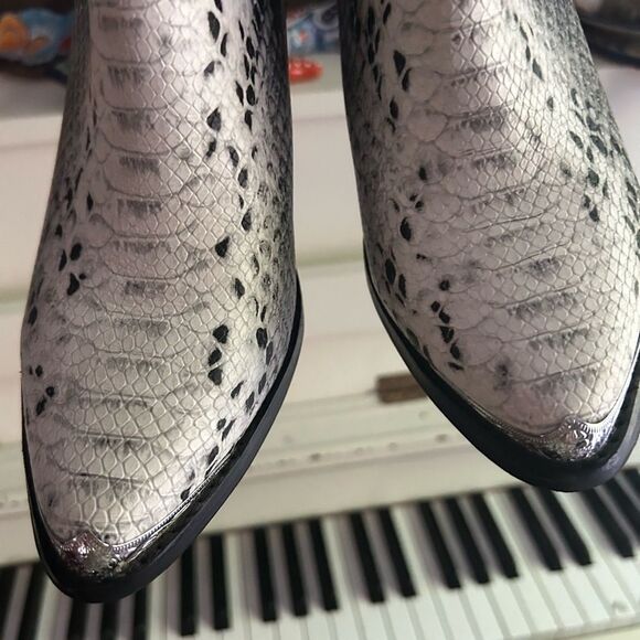 Jeffrey Campbell Black and White Snakeskin Ankle Booties Size 9 - Picture 14 of 16